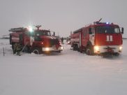 На месте крушения работают двадцать единиц техники МЧС.