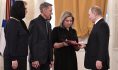 Владимир Путин передал Золотую Звезду Героя России родственникам погибшего в Сирии военного лётчика гвардии майора Романа Филипова.