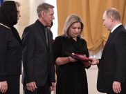 Владимир Путин передал Золотую Звезду Героя России родственникам погибшего в Сирии военного лётчика гвардии майора Романа Филипова.