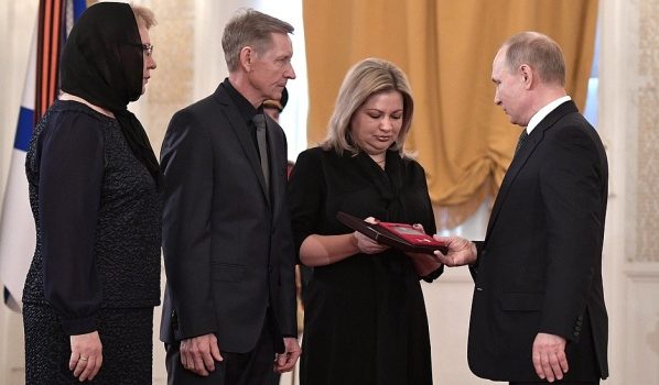 Владимир Путин передал Золотую Звезду Героя России родственникам погибшего в Сирии военного лётчика гвардии майора Романа Филипова.
