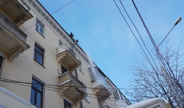 Чистка крыши дома в Воронеже.
