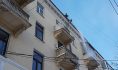 Коммунальщики сбивают сосульки.
