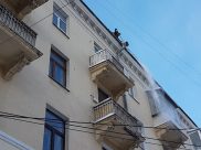 Коммунальщики сбивают сосульки.