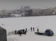 Авто провалился под лед.