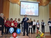 Депутат Андрей Соболев поздравил педагогов и учеников.