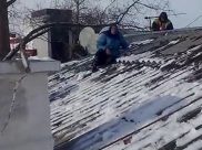 Пенсионерка сидела на крыше и не спешила уходить.