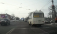Автобус проехал на красный свет.