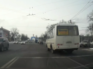Автобус проехал на красный свет.