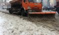 Улицы города чистит техника.