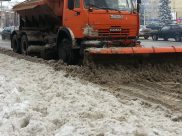 Улицы города чистит техника.
