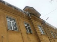 Сосульки на школе.
