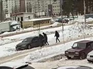 На семью напали около машины.
