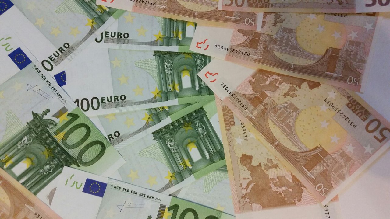 Какой сейчас евро. Евро падает картинки. 10 Тысяч евро. 18000 Евро в рублях. Доллар и евро на 22 02 2022.