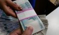 Женщина получала деньги через посредника.
