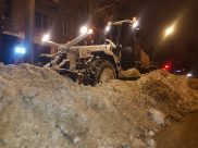 Город расчищали от снега.