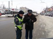 Гаишники штрафовали пешеходов.