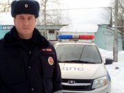 Полицейские спасли людей из горящего дома.