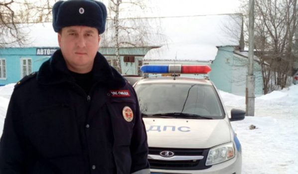 Полицейские спасли людей из горящего дома.