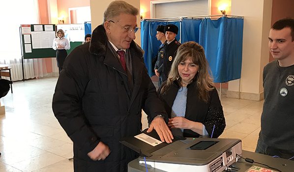 Сергей Лукин на избирательном участке.