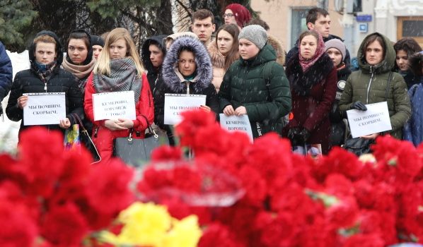 Сотни воронежцев пришли на акцию памяти погибших на пожаре в Кемерово.