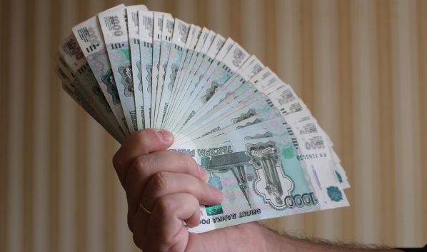 Мужчина пытался дать взятку.