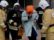 Спасатели эвакуировали 65 человек.
