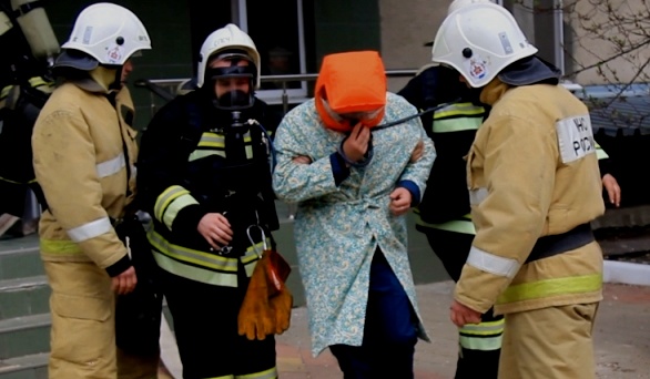 В Воронеже из горящего дома cотрудники экстренных служб эвакуировали 65 человек