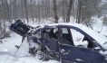 Спасатели достали женщину из искореженной машины.