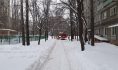 Одна из машин спасателей застряла в снегу.