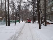 Одна из машин спасателей застряла в снегу.