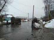 Воду откачивали ассенизаторские машины.