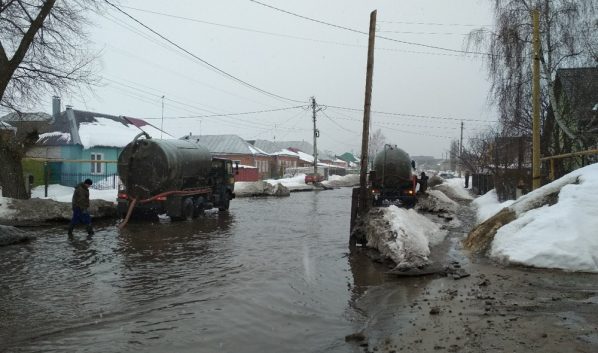 Воду откачивали ассенизаторские машины.