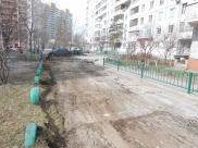 Приступают к ремонту дворов.