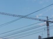 Кран поднял поддон, который опрокинулся на мужчину.