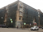 Идет капремонт домов вокруг Советской площади.
