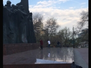 Молодые люди катались прямо по монументу.