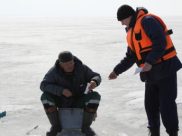 Рыбаки не спешат уходить со льда.