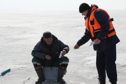 Рыбаки не спешат уходить со льда.