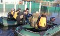 Спасатели помогают людям из затопленных сел.