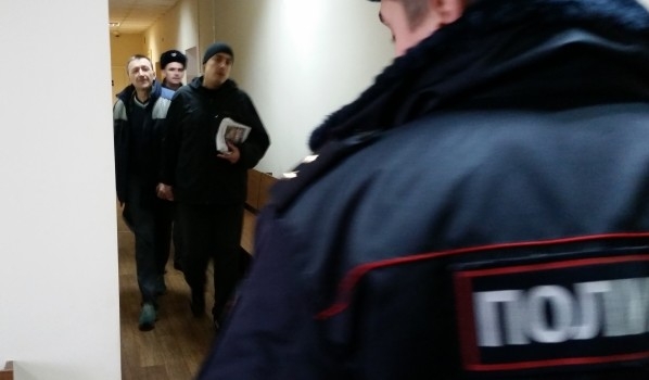 Игоря Житенева и Михаила Безменского ведут на заседание суда.