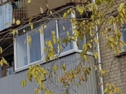 Девочка убежала через балкон.