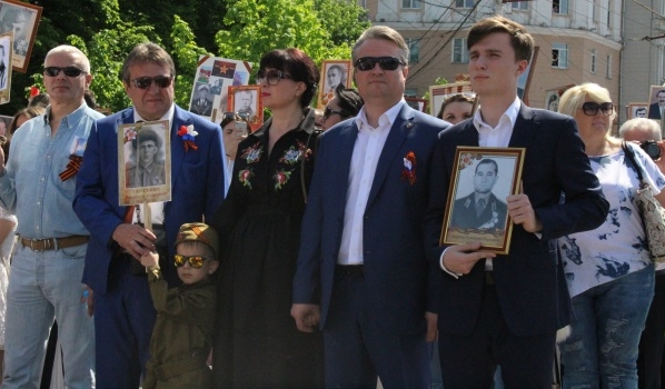 Участие в шествии принял мэр Вадим Кстенин.