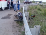 На мотоцикле ехали двое подростков.