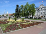 В городе обустраивают цветники.