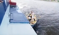 Лодка вплотную подошла к теплоходу.