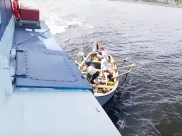 Лодка вплотную подошла к теплоходу.
