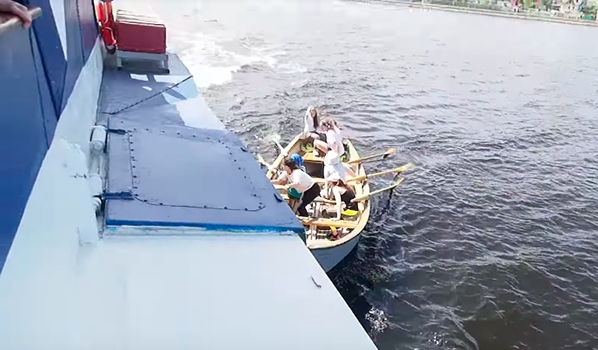 Лодка вплотную подошла к теплоходу.