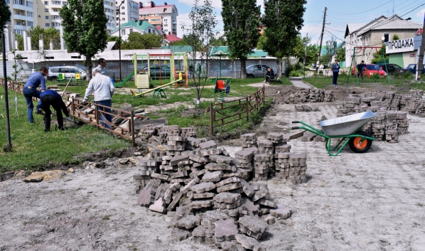 Реконструируют сквер.