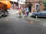 Из колодца достали почти 200 кг асфальта.