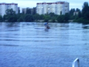 Дети плавали по водохранилищу на плоту.